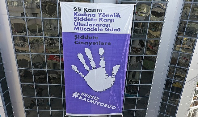 Konak’tan şiddete karşı dev afiş: Sessiz kalmıyoruz!