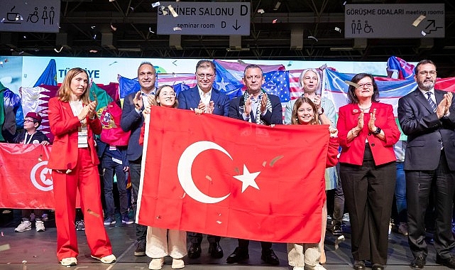 Özgür Özel dünya çocuklarına Atatürk’ün sözleriyle seslendi: Yurtta barış, dünyada barış!