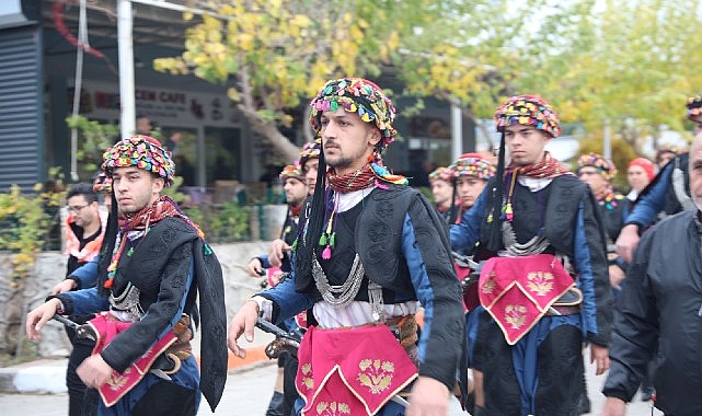 Seferihisar’da zeytinin hasat zamanını kutlamak için Orhanlı Köyü’nde festival düzenlendi.