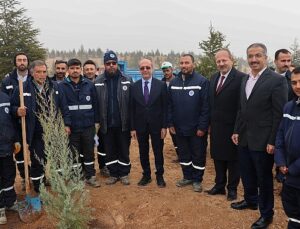 Selçuklu Belediye Başkanı Ahmet Pekyatırmacı,  11 Kasım Milli Ağaçlandırma Günü dolayısıyla düzenlenen fidan dikim etkinliğine katıldı.