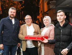 Başkan Görkem Duman’dan asker gence bayrak sürprizi