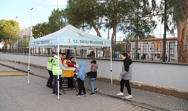 Başkan Kırgöz’den öğrencilere simit ve ayran ikramı