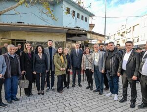 Başkan Tugay, Kınık’ta üreticilere fidan dağıttı “Çiftçimizin yanında olacağız”