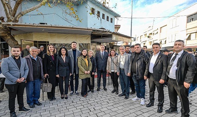 Başkan Tugay, Kınık’ta üreticilere fidan dağıttı “Çiftçimizin yanında olacağız”