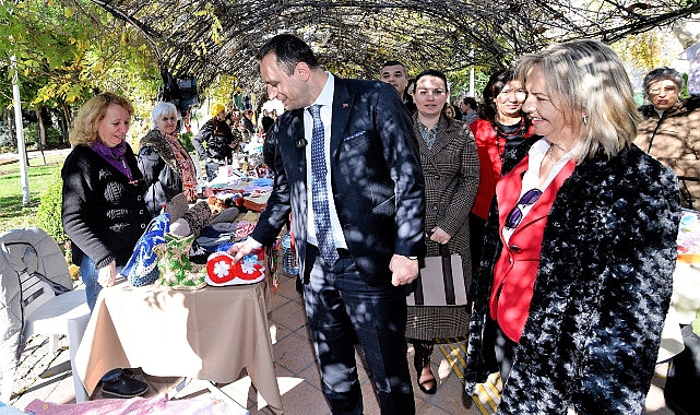 Bornova’da yılbaşı ruhu el emeği ürünlerle canlanıyor