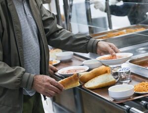 Buca Belediye Lokantaları öğrenciye ve emekliye can suyu oldu