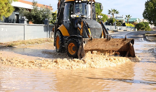 Çeşme Belediye ekipleri yoğun yağışa karşı sahada