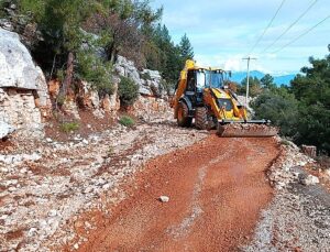 Finike’de taş ve mıcırla kaplanan yol temizlendi