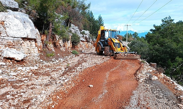 Finike’de taş ve mıcırla kaplanan yol temizlendi