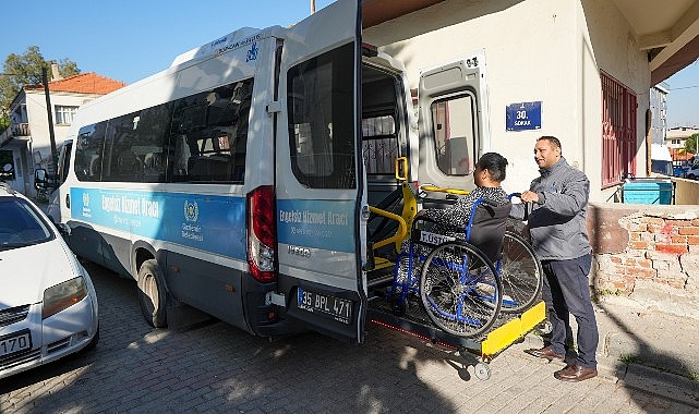 Gaziemir Belediyesi’nden engelli ve hasta bireylere ulaşım desteği