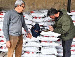 İzmir Büyükşehir Belediyesi ekipleri hava kalitesi için denetimde  Kömür satış yerlerine sıkı denetim