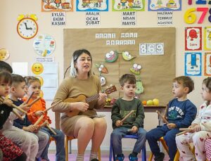 Konak’ta ‘Mutlu Çocuklar Oyun Evleri’ ile çocuklar da anneler de mutlu