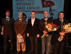 Mehmet Akif, dinleti ve tiyatro ile anıldı