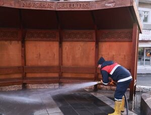 Nevşehir Belediyesi’nden Kaldırım ve Yollarda Temizlik Çalışması