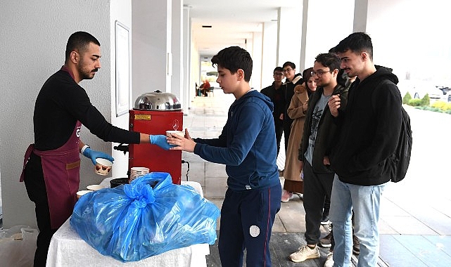 Osmangazi Belediyesi’nden ders çalışan öğrencilere ücretsiz çorba ikramı