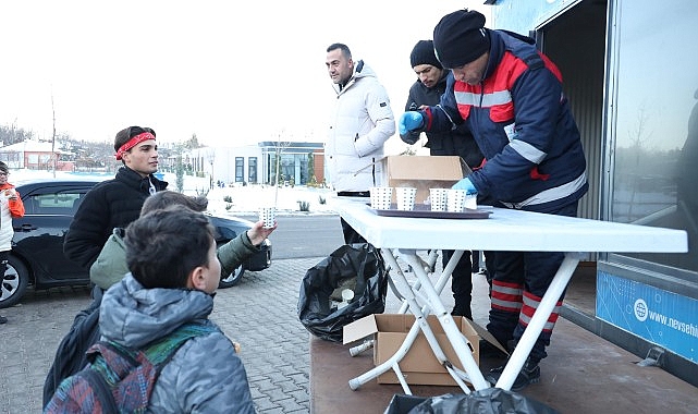 Sıcak Süt ve Poğaça İkramı Vatandaşlarımızın İçini Isıttı