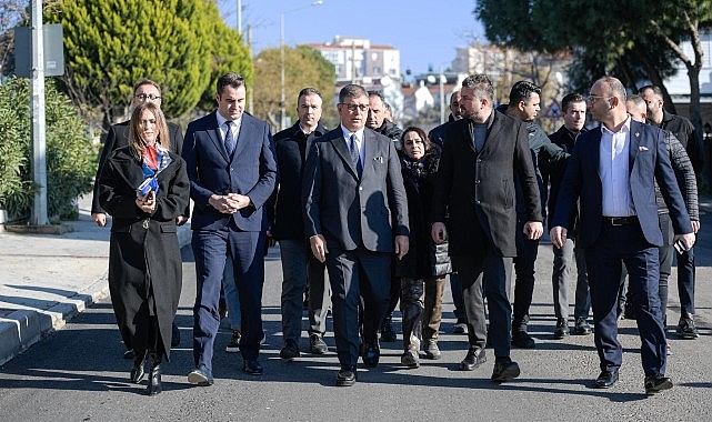 Başkan Tugay, Buca’da asfalt çalışmalarını inceledi yeni alanlar için talimat verdi