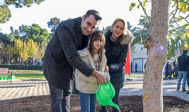 Başkan Tugay, yeni yılın ilk gününde Kültürpark’ta ağaç dikti Kültürpark’ın yeşil dokusu zenginleşiyor