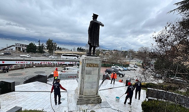 Büyükşehir, Atatürk Heykeli’nin temizliğini yaptı