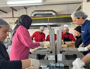 Menemen’in kazanlarında bereket ve dayanışma kaynıyor