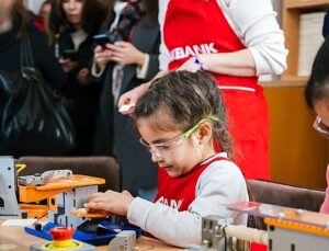 Akbank, Dönüşümde Gelecek Var ile   On Binlerce Çocuğun   Eğitim Deneyimini İyileştiriyor