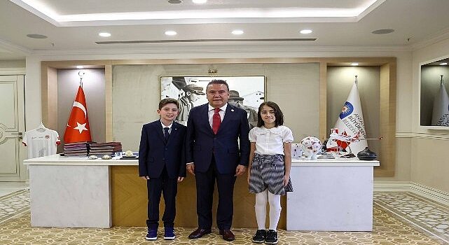 Başkan Böcek makamını çocuk başkana devreti