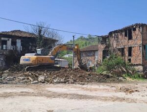 Gölcük’te Riskli Yapılar Birer Birer Yıkılıyor