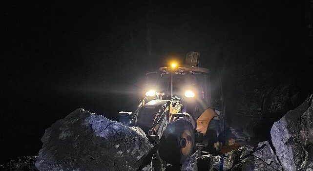 Heyelan nedeniyle kapanan Taşatan yolu açıldı