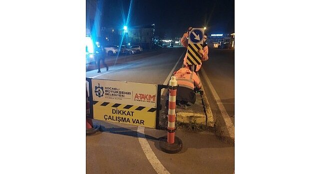 Trafik ve yol levhalarının onarımı yapılıyor