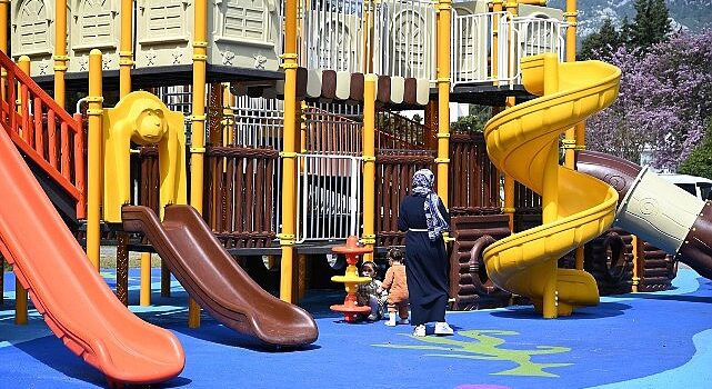 Kemer’de parklar yenileniyor